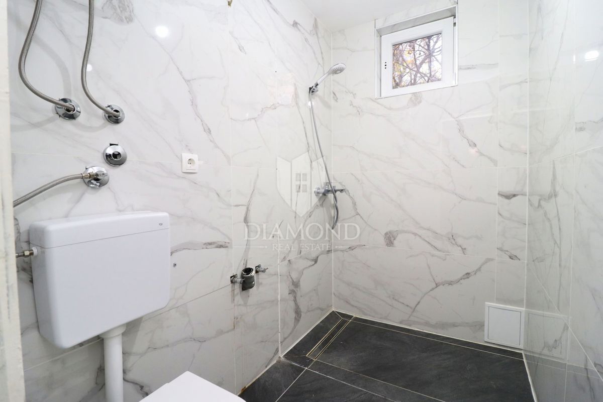 Parenzo, opportunità, appartamento ristrutturato con giardino