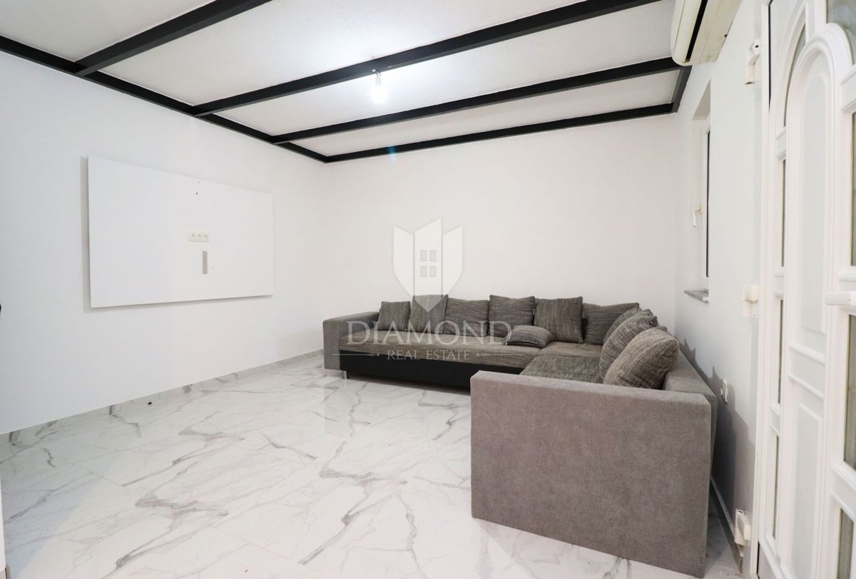 Parenzo, opportunità, appartamento ristrutturato con giardino