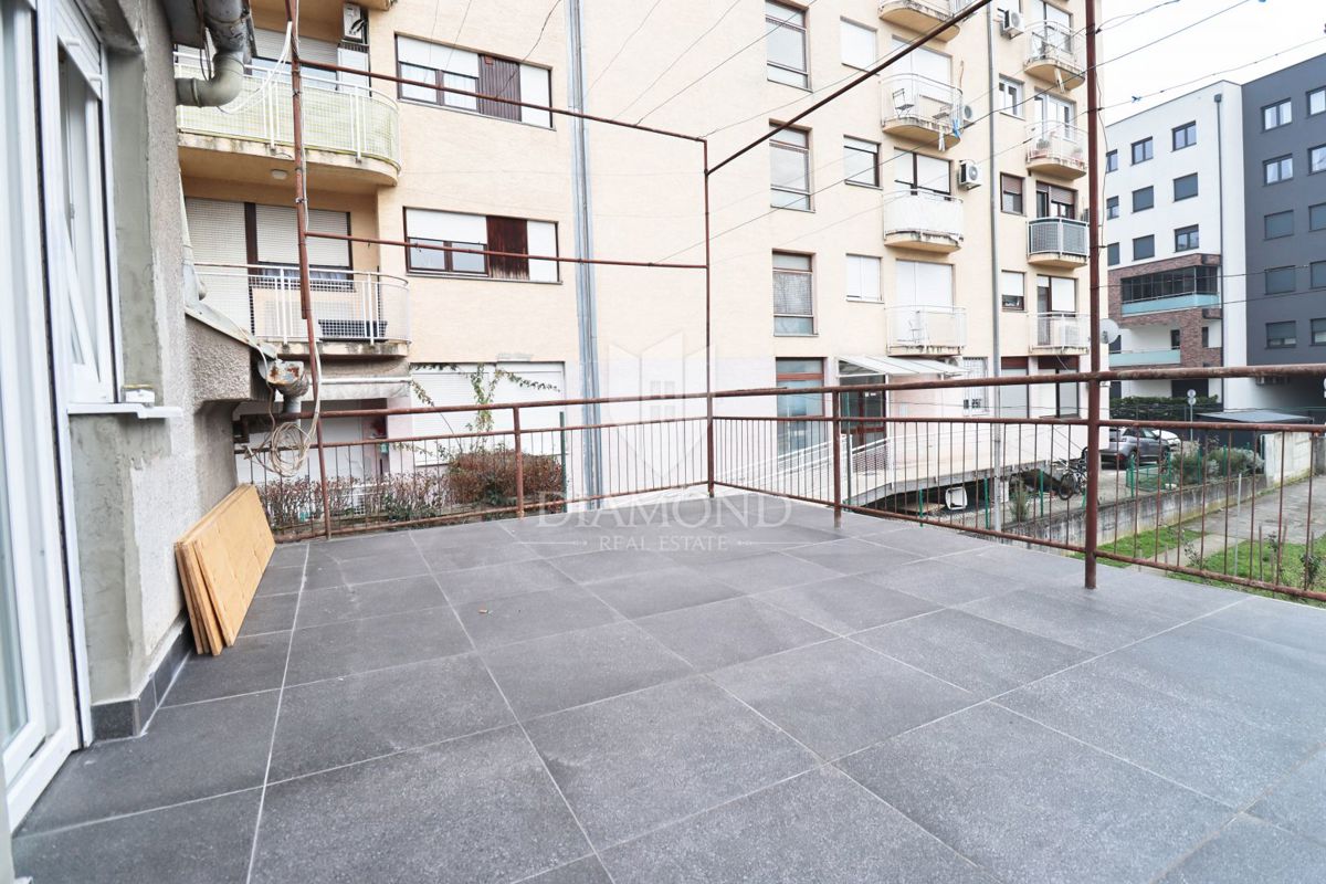 Zagabria, Trešnjevka Nord! Appartamento con tre camere da letto e due garage!