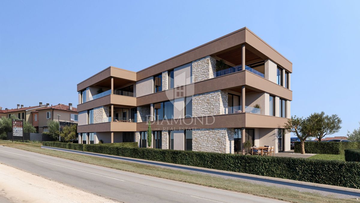 Istria, Parenzo – Appartamento esclusivo al piano terra con giardino privato di 240 m² e ricarica elettrica