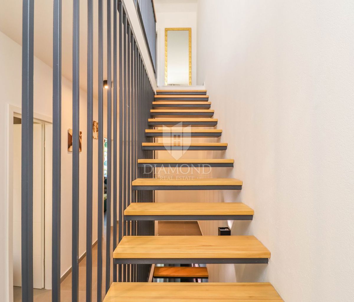 Cittanova, dintorni. Moderno appartamento su più piani con vista mare!