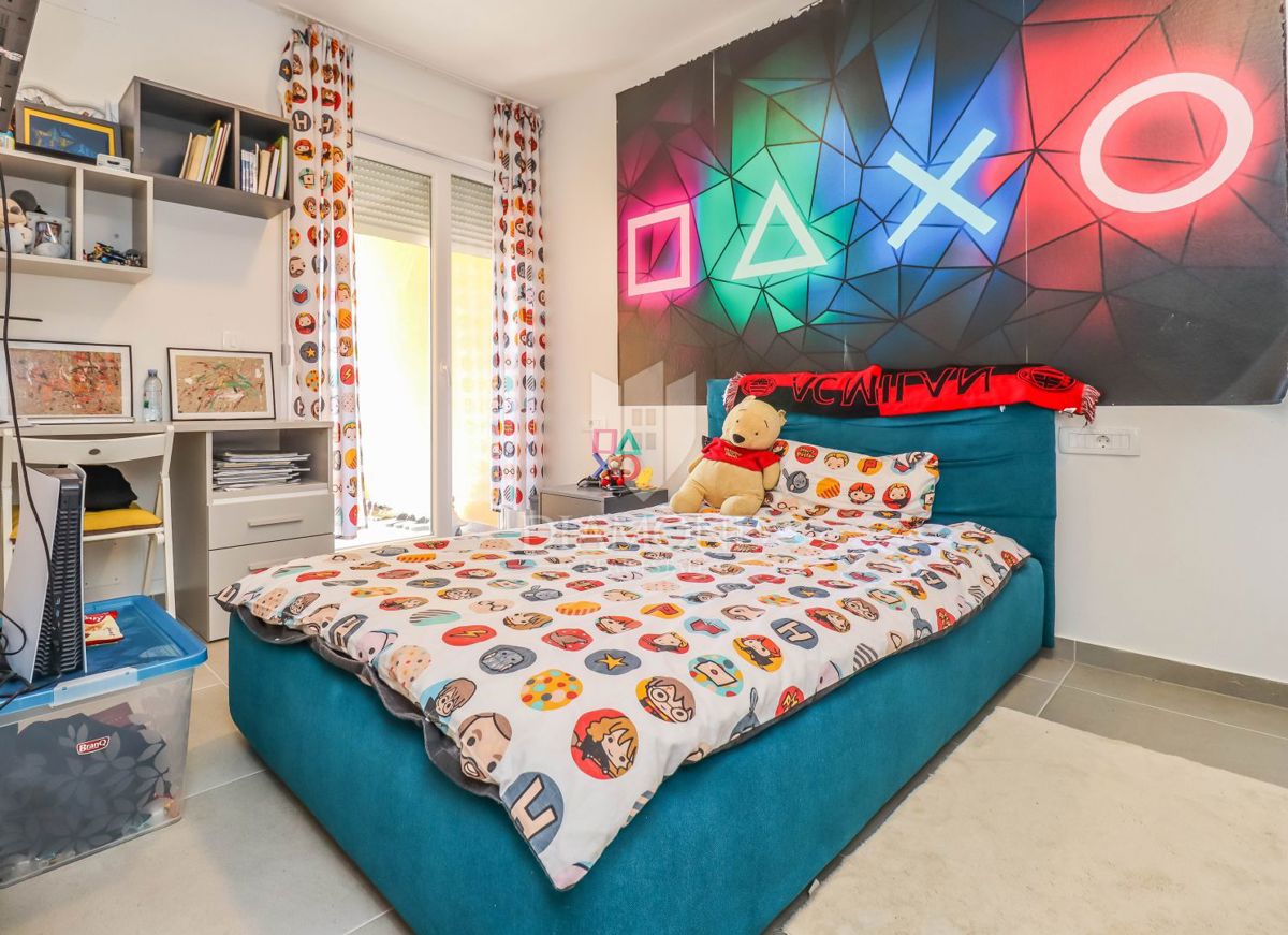 Cittanova, dintorni. Moderno appartamento su più piani con vista mare!