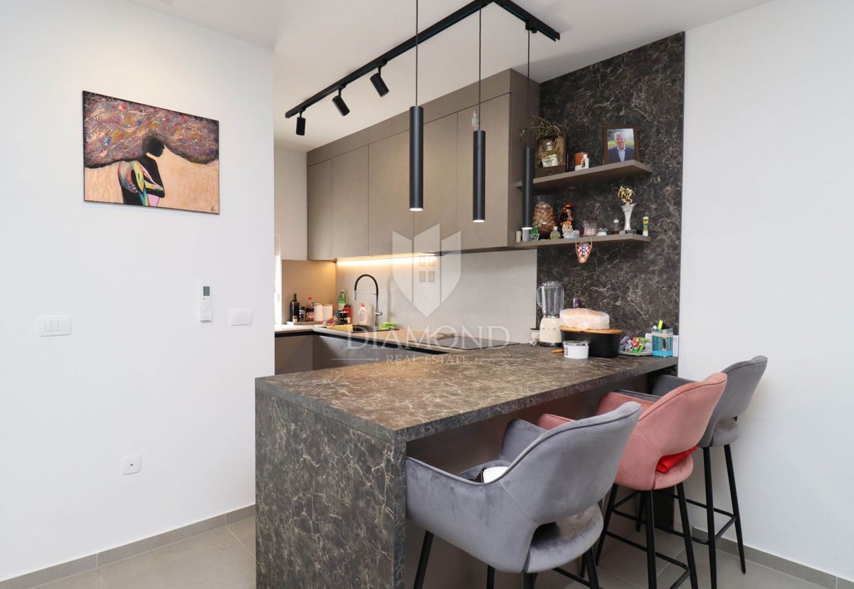 Cittanova, dintorni. Moderno appartamento su più piani con vista mare!