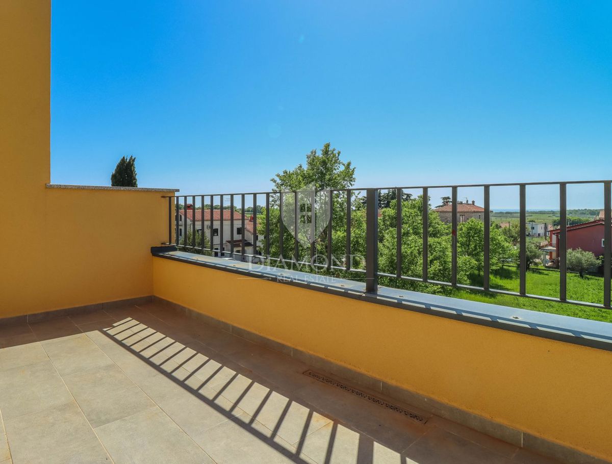 Cittanova, dintorni. Moderno appartamento su più piani con vista mare!