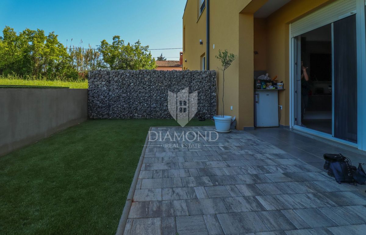 Cittanova, dintorni. Moderno appartamento su più piani con vista mare!