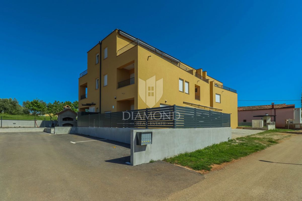 Cittanova, dintorni. Moderno appartamento su più piani con vista mare!