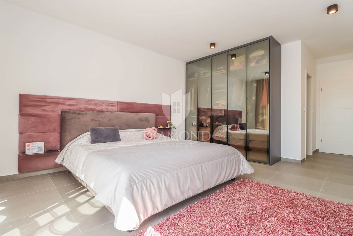 Cittanova, dintorni. Moderno appartamento su più piani con vista mare!