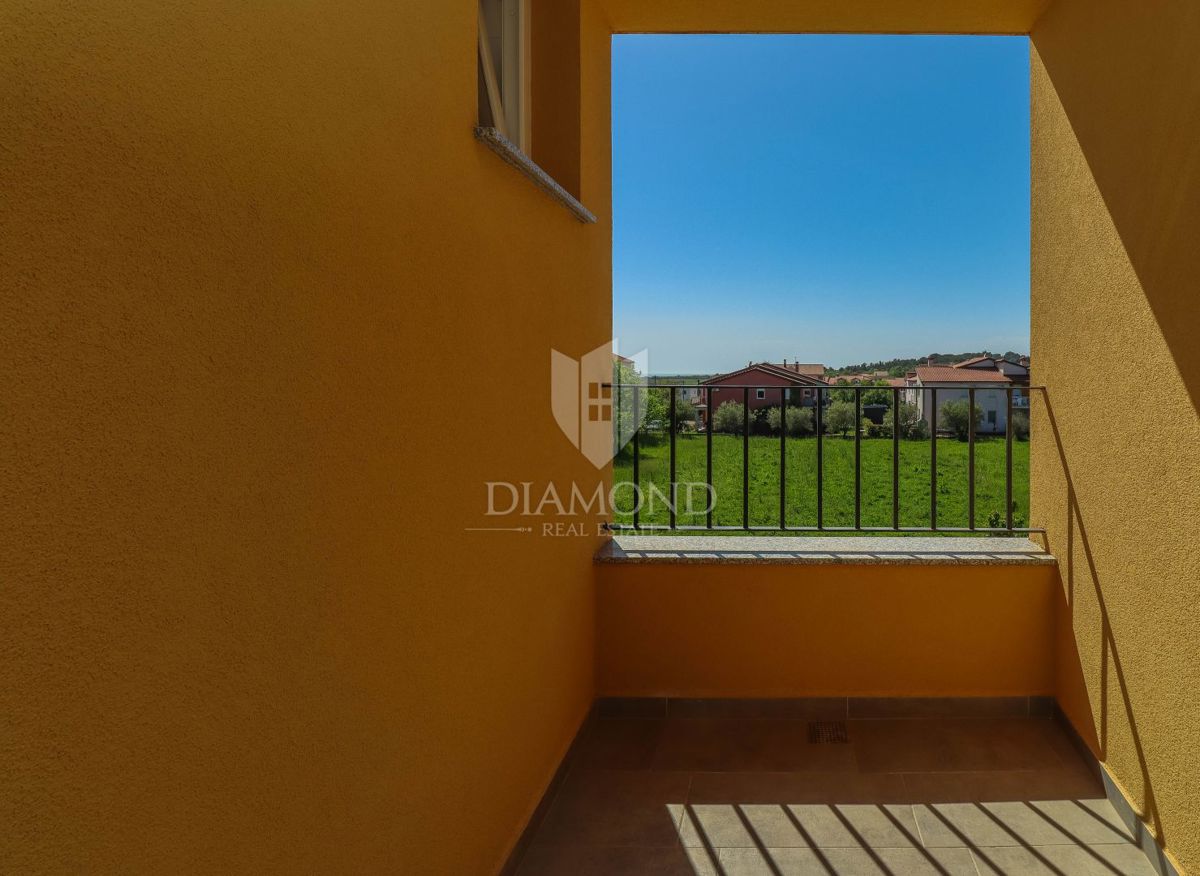 Cittanova, dintorni. Moderno appartamento su più piani con vista mare!