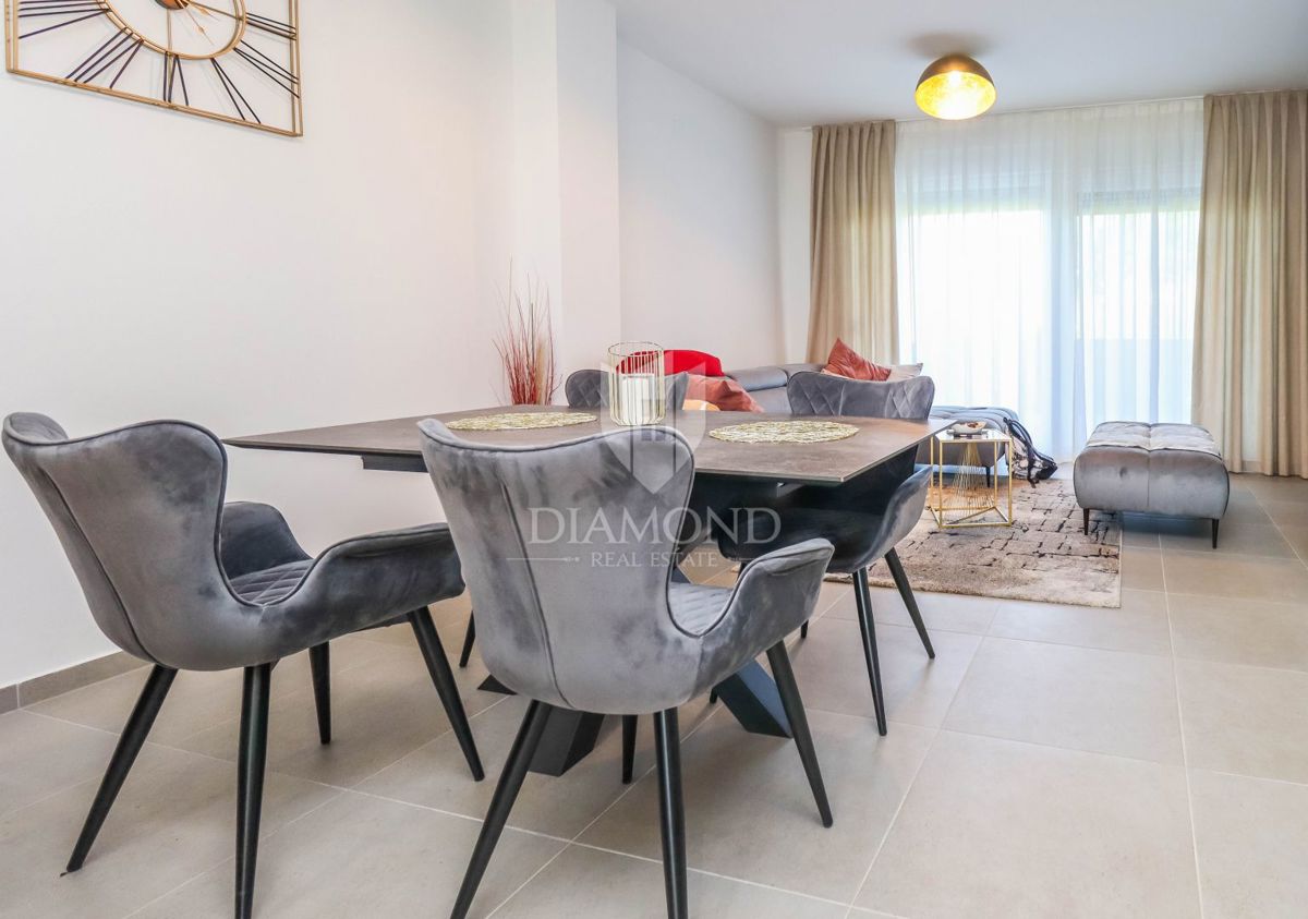 Cittanova, dintorni. Moderno appartamento su più piani con vista mare!