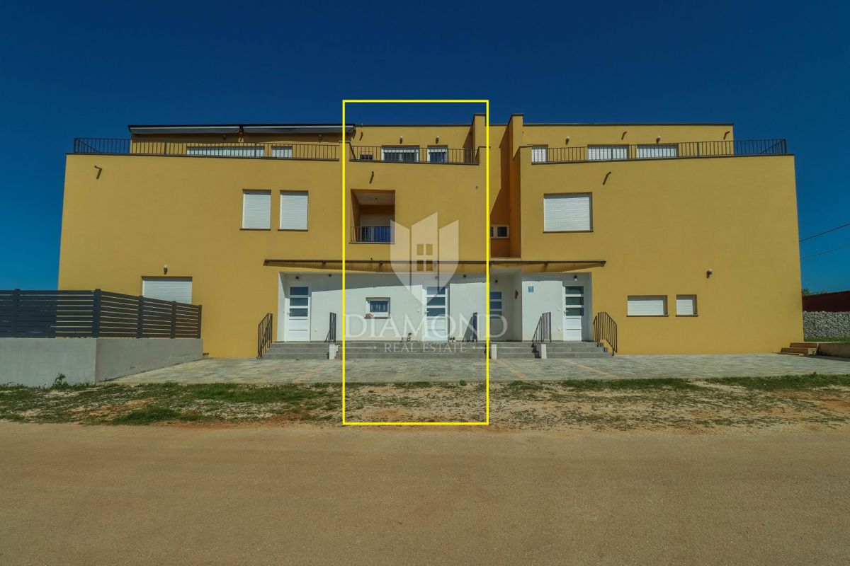 Cittanova, dintorni. Moderno appartamento su più piani con vista mare!