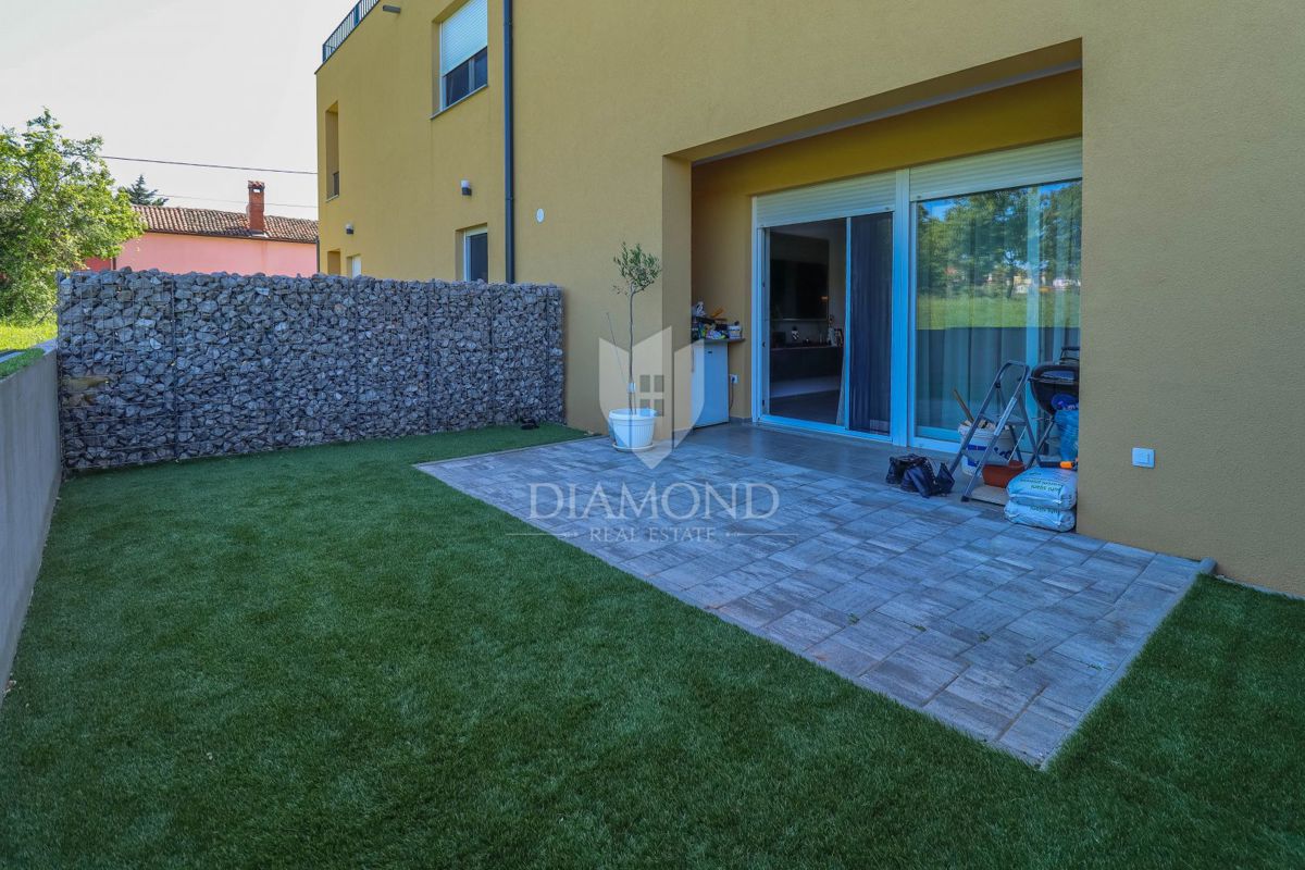 Cittanova, dintorni. Moderno appartamento su più piani con vista mare!