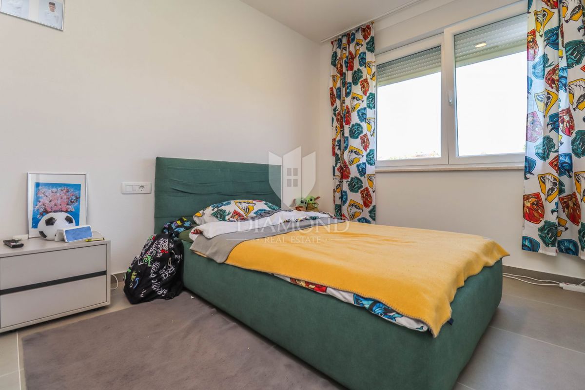 Cittanova, dintorni. Moderno appartamento su più piani con vista mare!