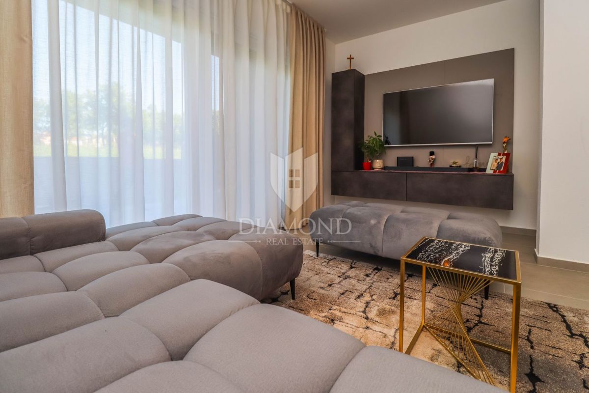 Cittanova, dintorni. Moderno appartamento su più piani con vista mare!