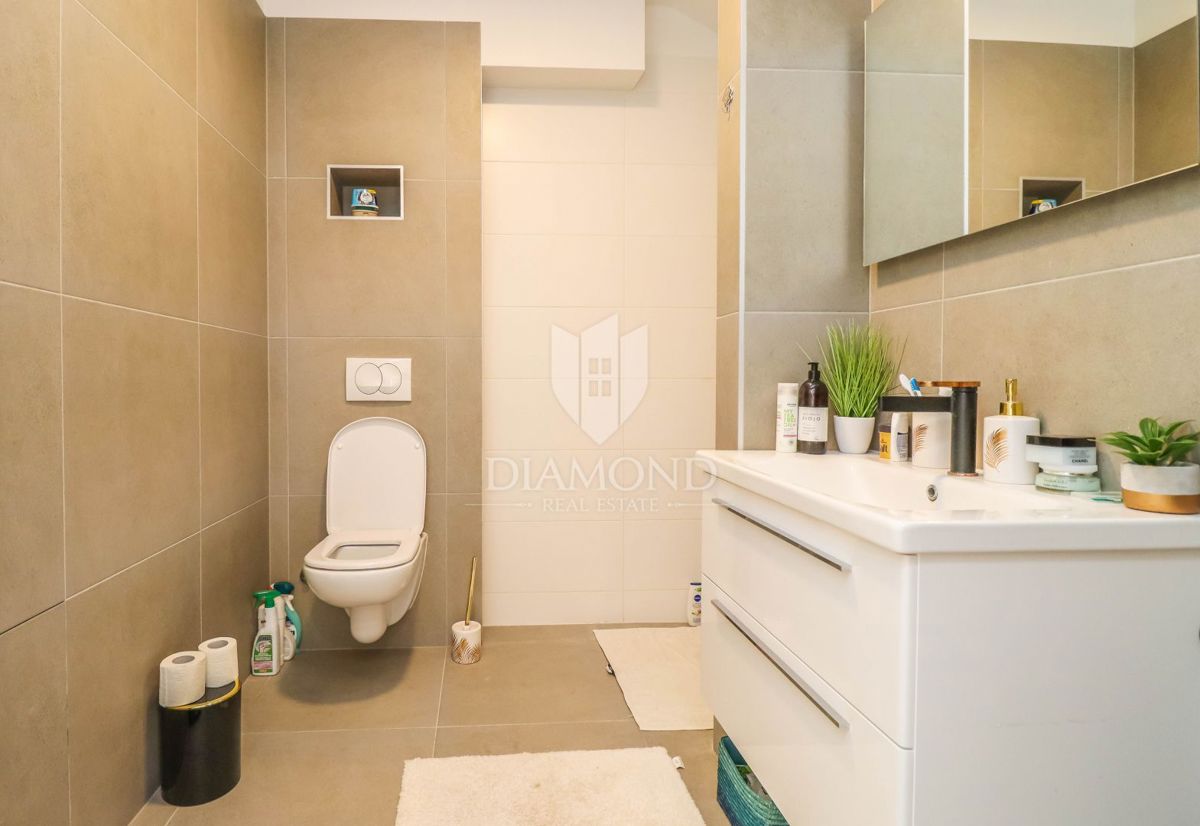 Cittanova, dintorni. Moderno appartamento su più piani con vista mare!