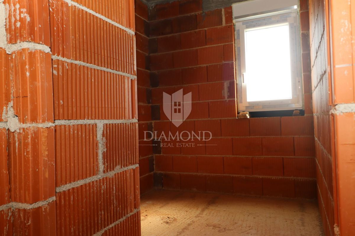 Esclusiva! Parenzo – casa a schiera al grezzo in posizione top