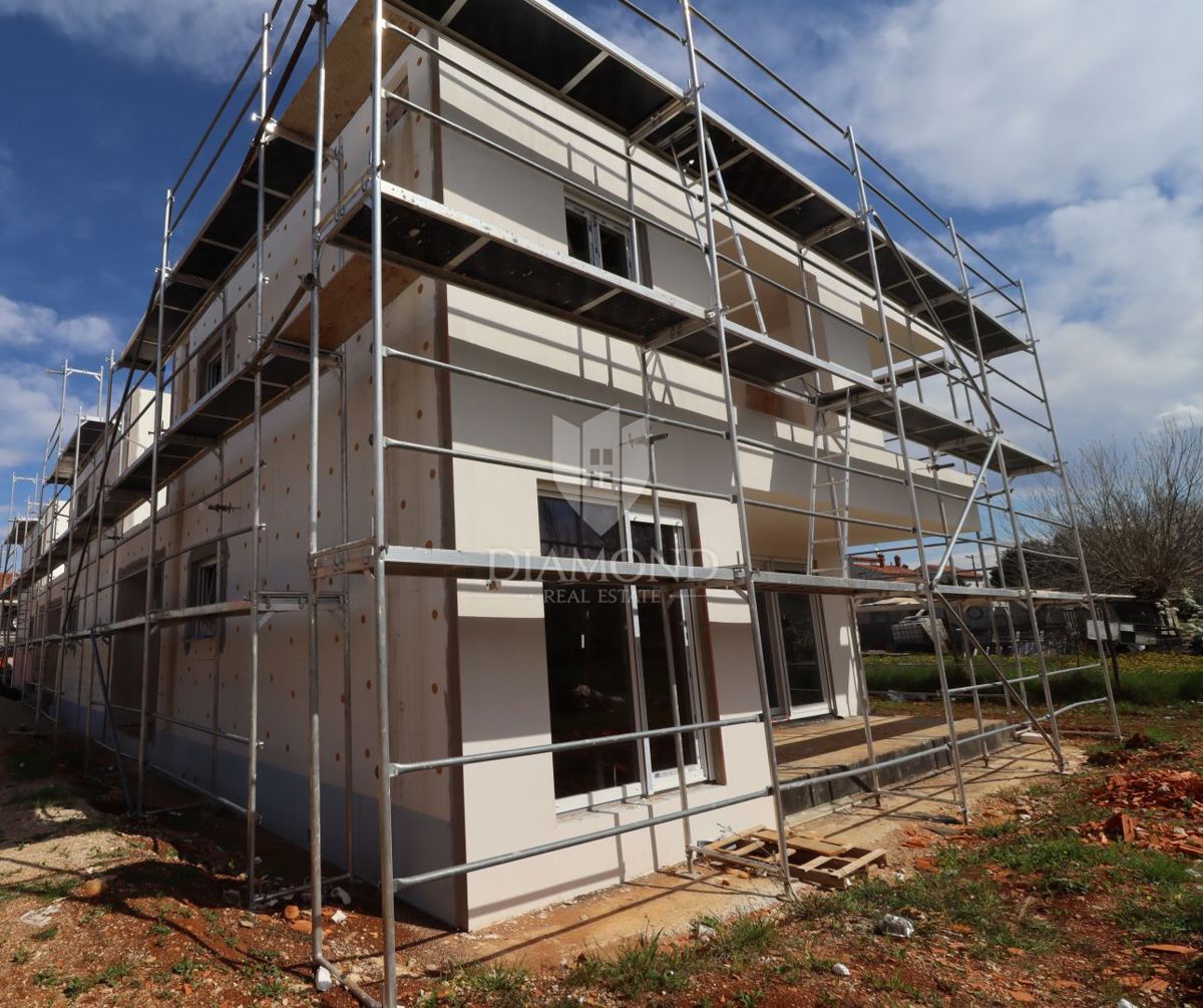 Esclusiva! Parenzo – casa a schiera al grezzo in posizione top