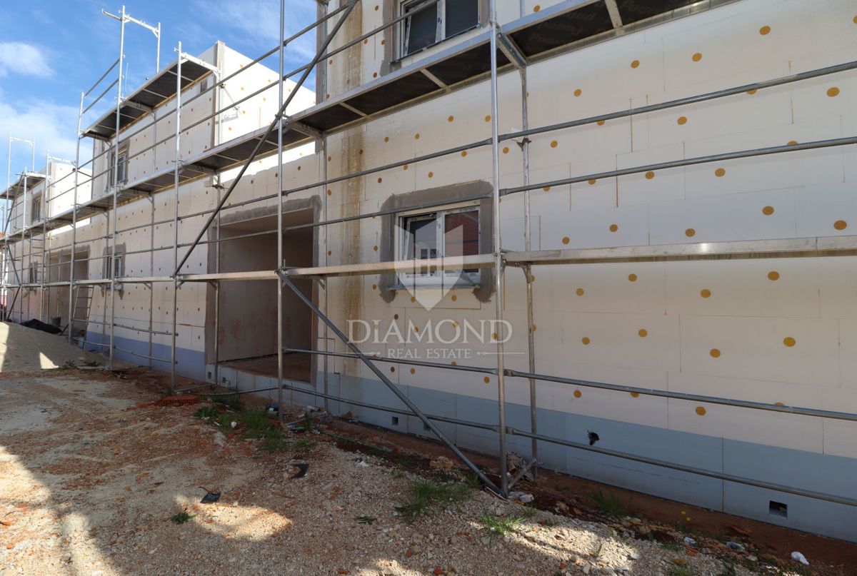 Esclusiva! Parenzo – casa a schiera al grezzo in posizione top