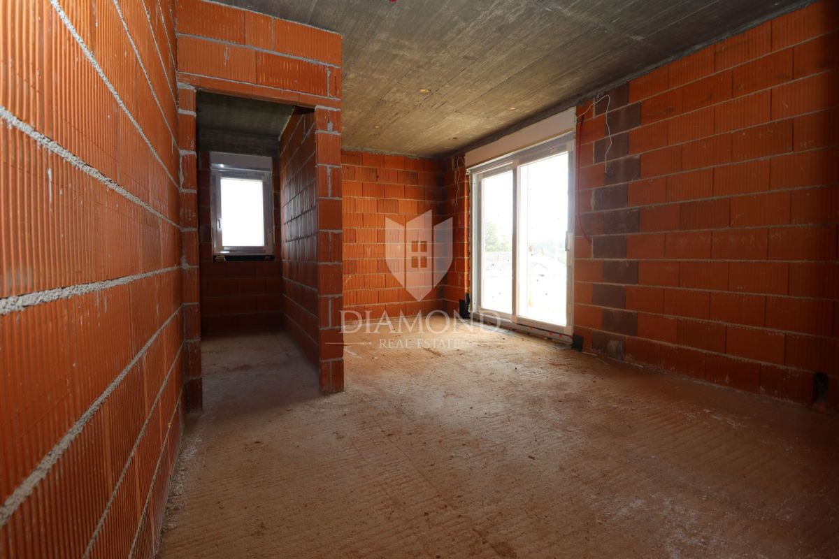 Esclusiva! Parenzo – casa a schiera al grezzo in posizione top