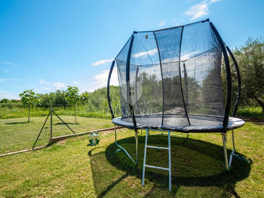 Pola, Valdebek - casa indipendente con 4 appartamenti e un ampio giardino