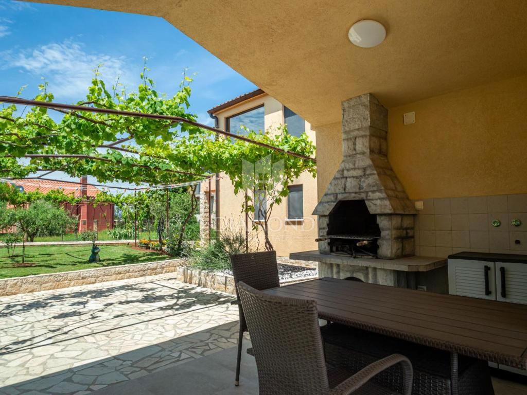 Pola, Valdebek - casa indipendente con 4 appartamenti e un ampio giardino