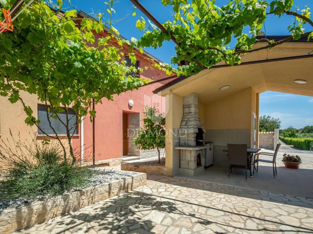 Pola, Valdebek - casa indipendente con 4 appartamenti e un ampio giardino