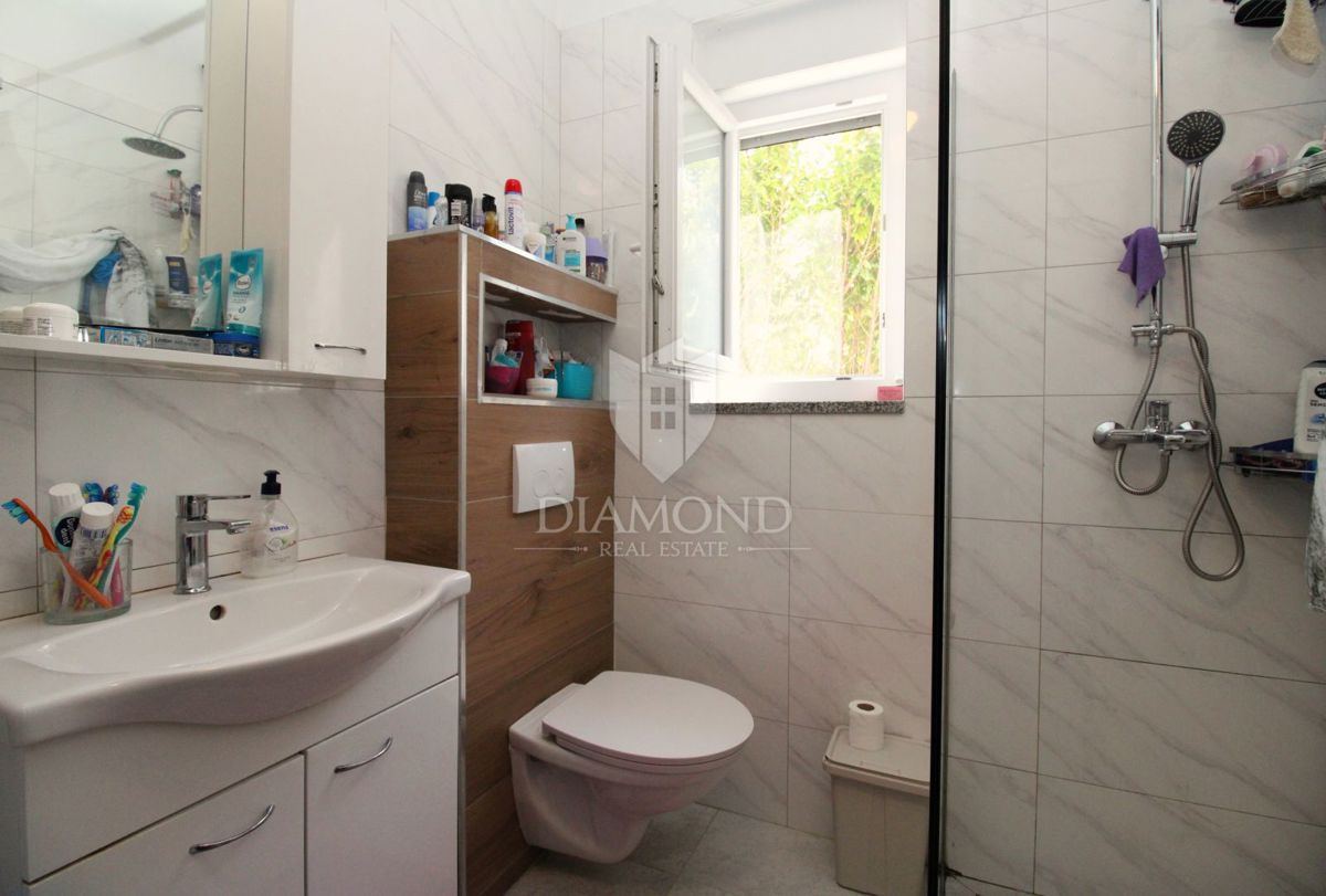 VIŠKOVO, MLADENIĆI – APPARTAMENTO BILOCALE CON PARCHEGGIO