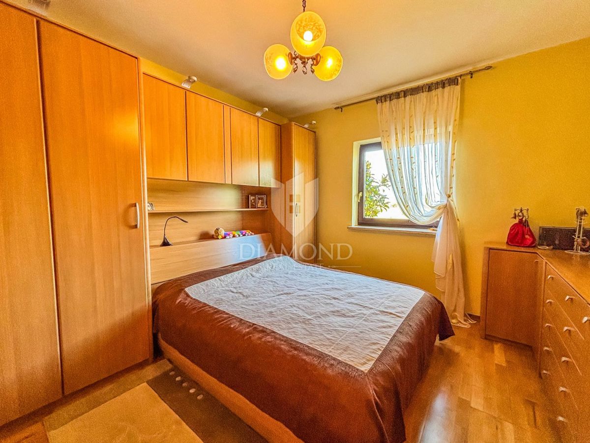 Novigrad, dintorni, casa con potenziale commerciale!