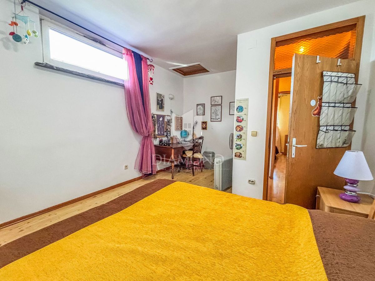 Novigrad, dintorni, casa con potenziale commerciale!