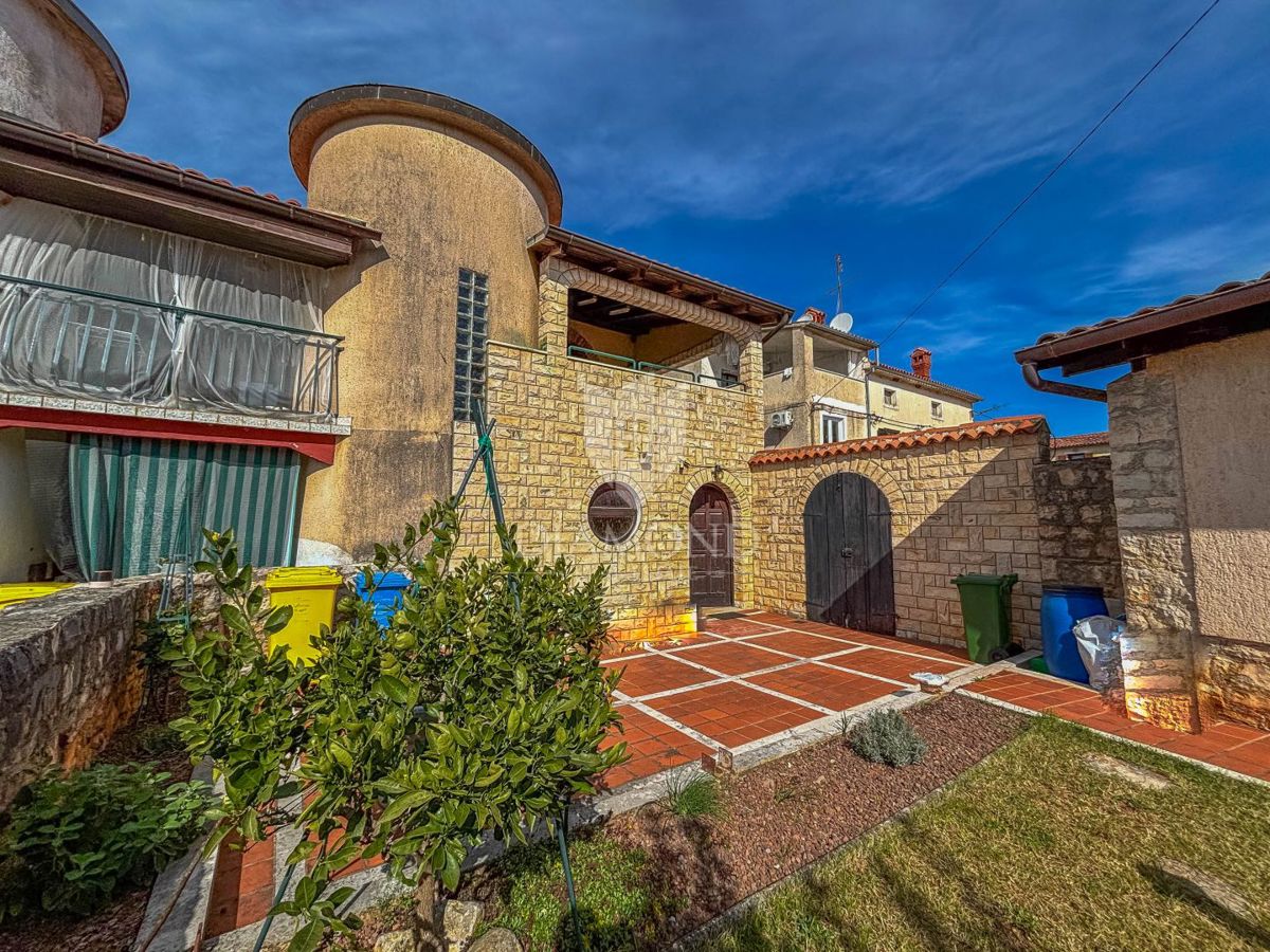 Novigrad, dintorni, casa con potenziale commerciale!