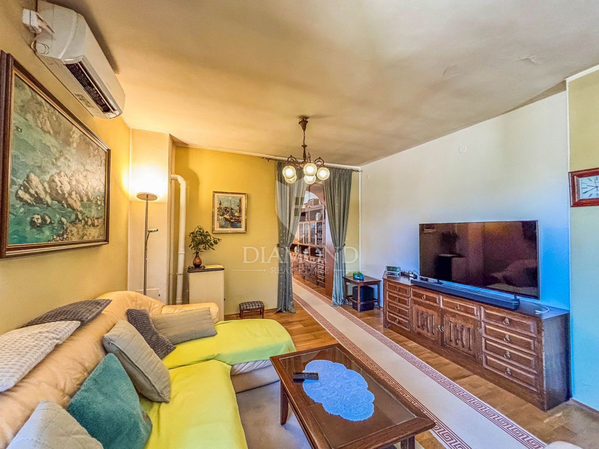 Novigrad, dintorni, casa con potenziale commerciale!