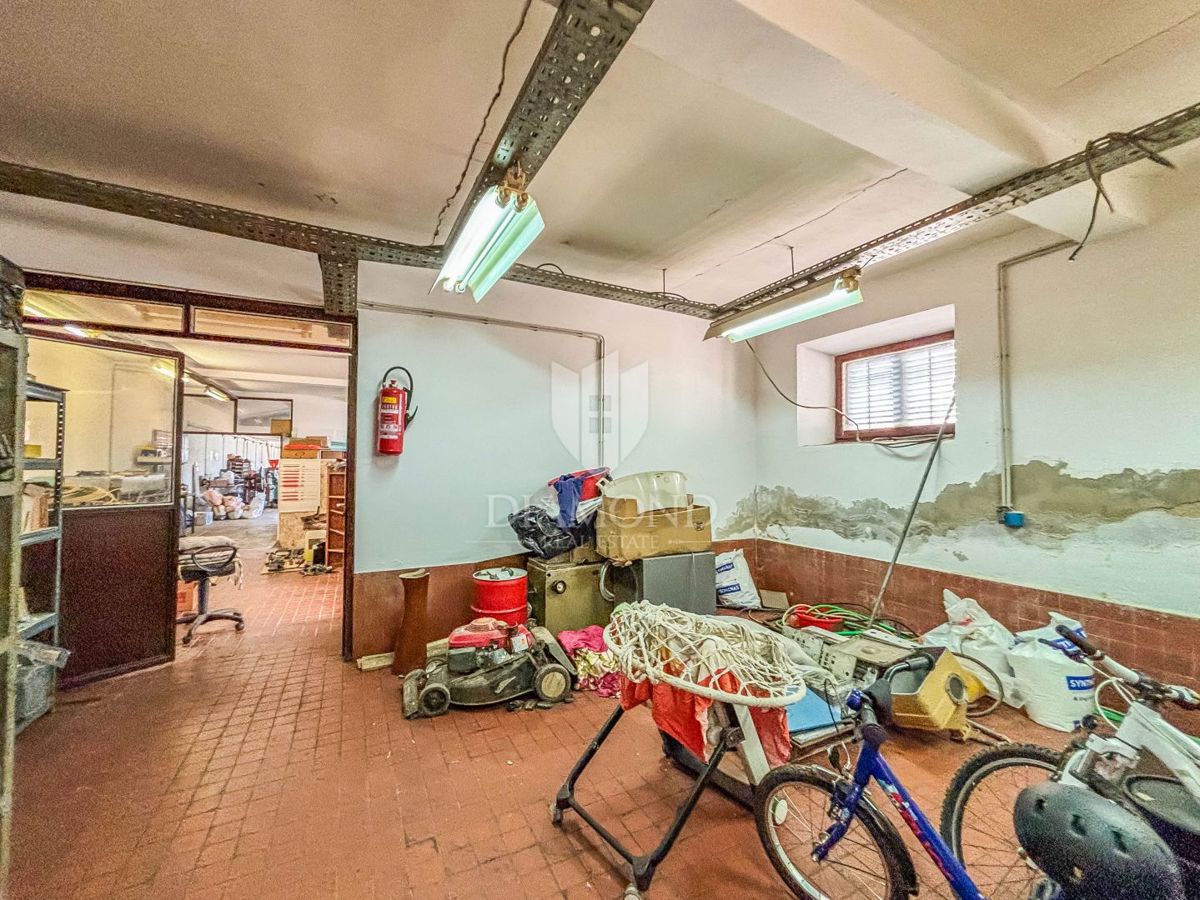 Novigrad, dintorni, casa con potenziale commerciale!