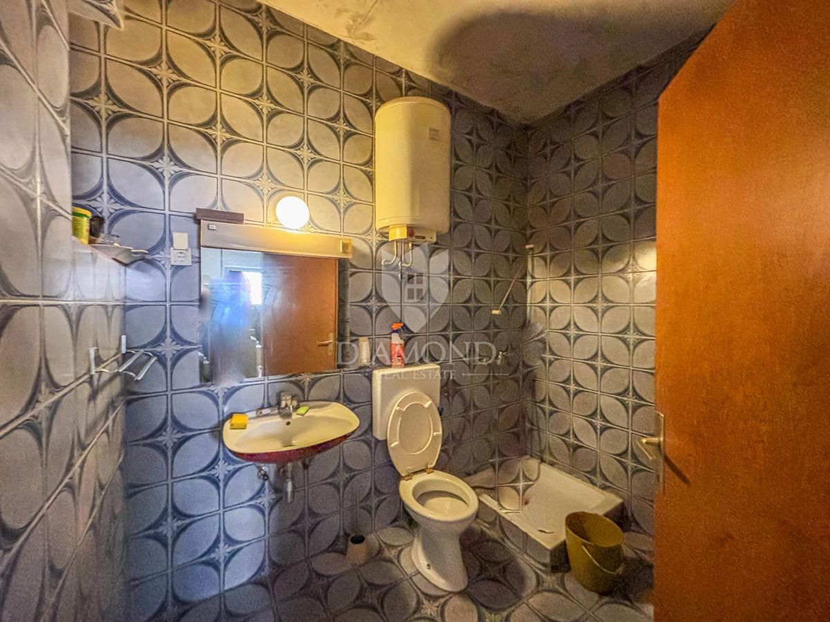 Novigrad, dintorni, casa con potenziale commerciale!