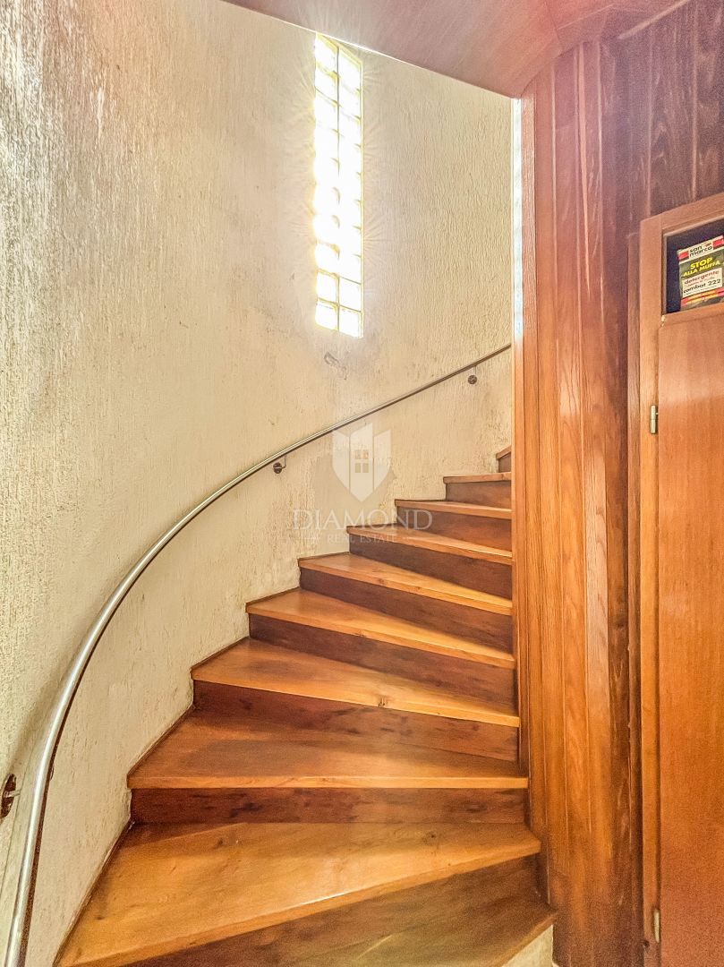 Novigrad, dintorni, casa con potenziale commerciale!