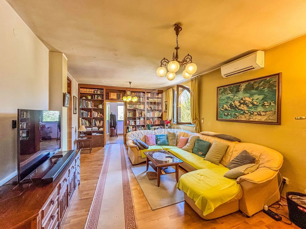 Novigrad, dintorni, casa con potenziale commerciale!