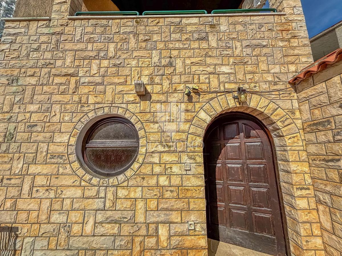 Novigrad, dintorni, casa con potenziale commerciale!