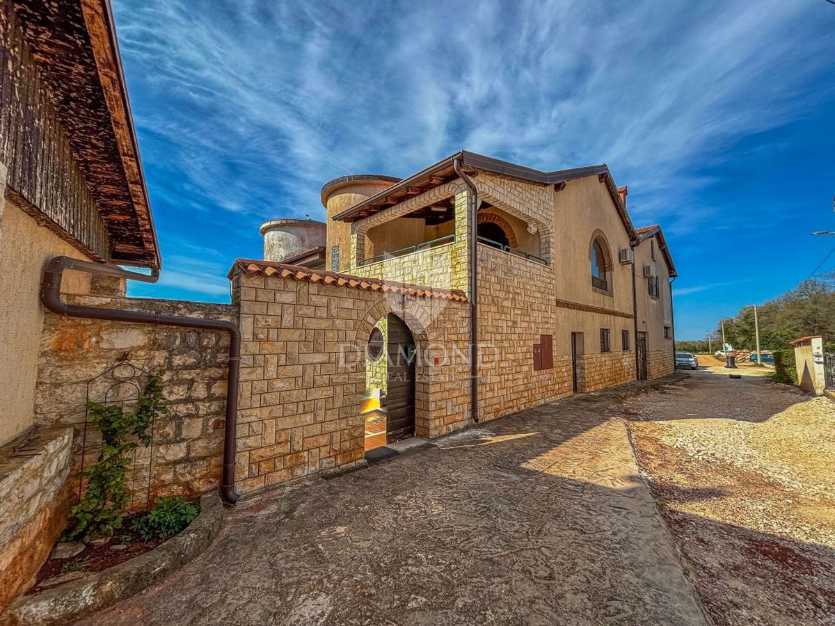 Novigrad, dintorni, casa con potenziale commerciale!