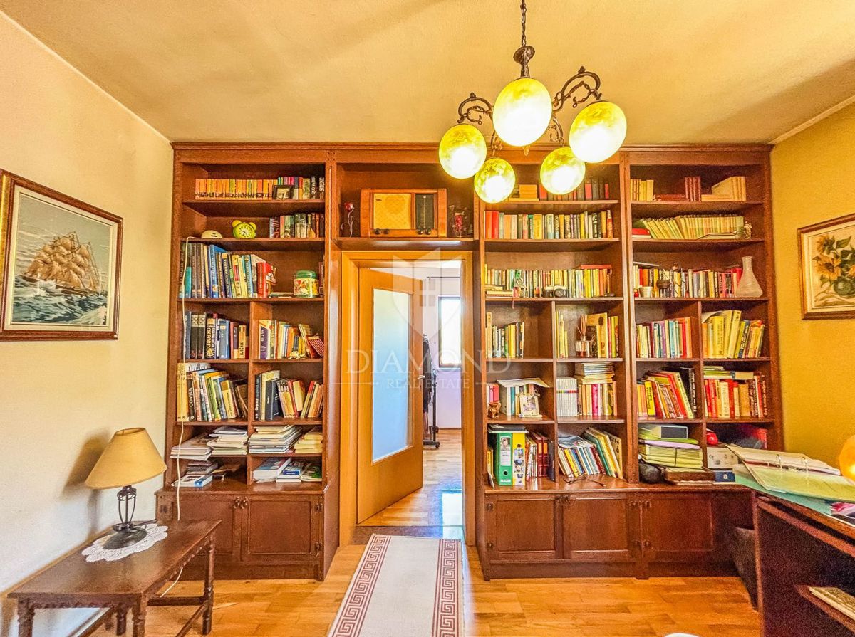 Novigrad, dintorni, casa con potenziale commerciale!