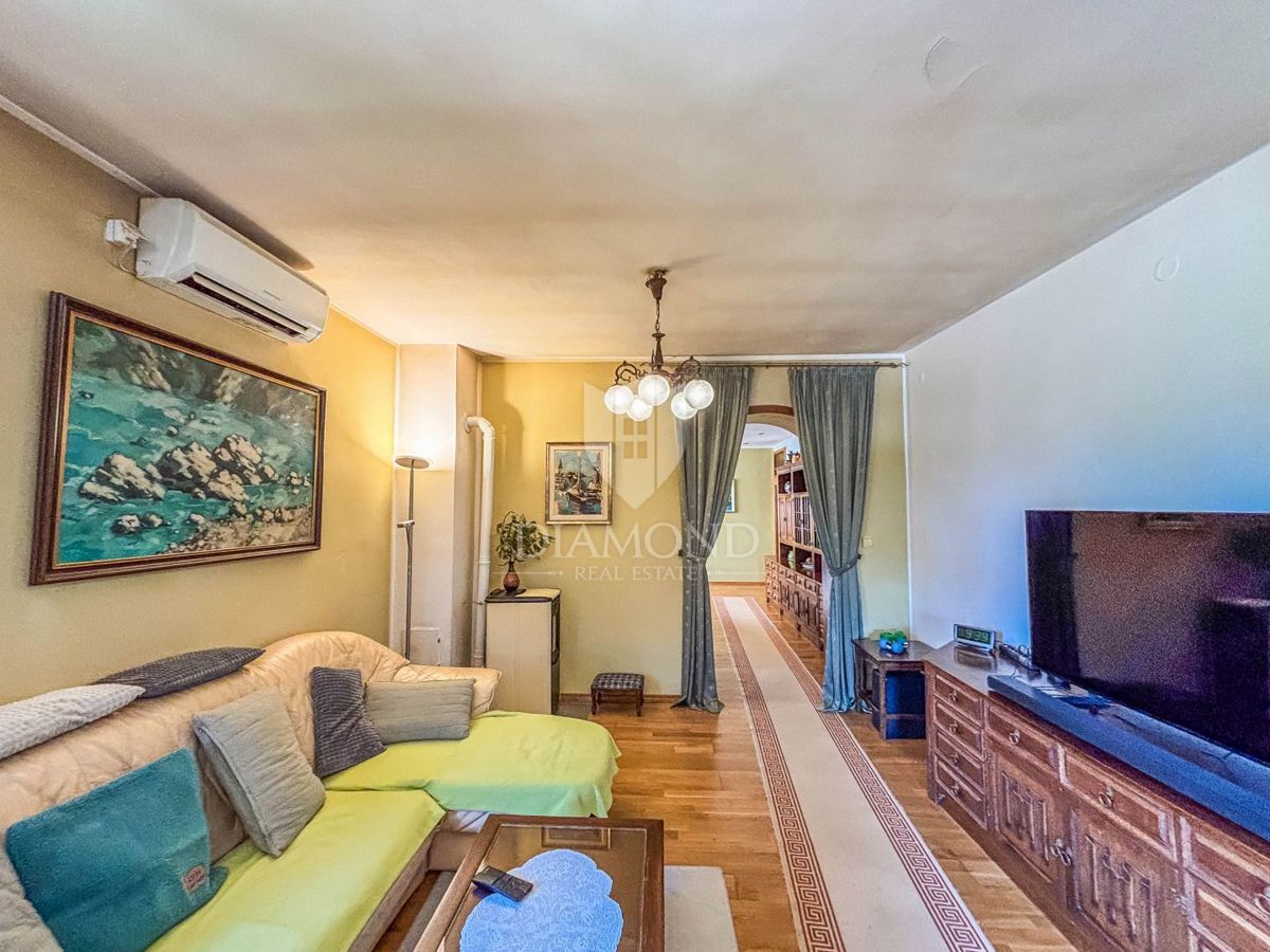 Novigrad, dintorni, casa con potenziale commerciale!