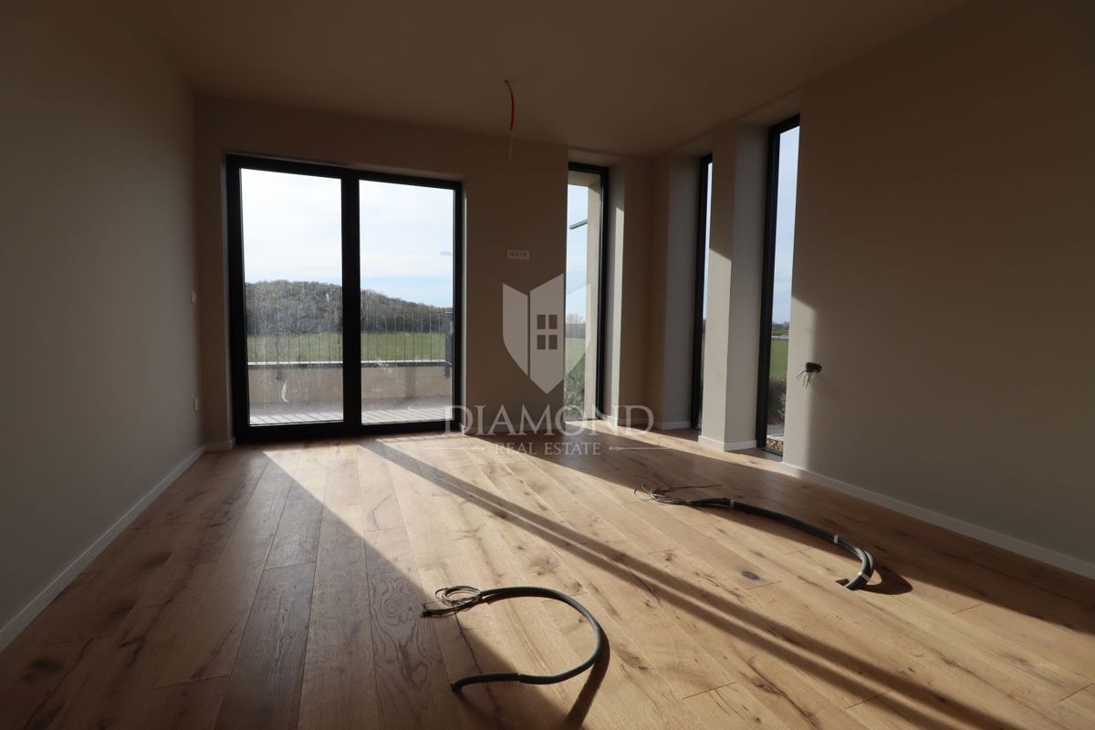 STOP! Villa con piscina e 4 camere da letto a 3 km da Parenzo – occasioni così non restano a lungo