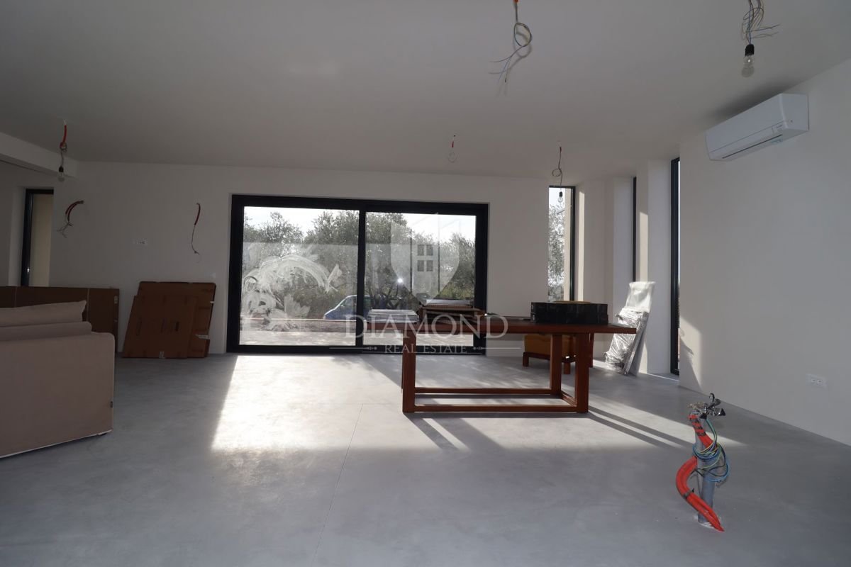 STOP! Villa con piscina e 4 camere da letto a 3 km da Parenzo – occasioni così non restano a lungo