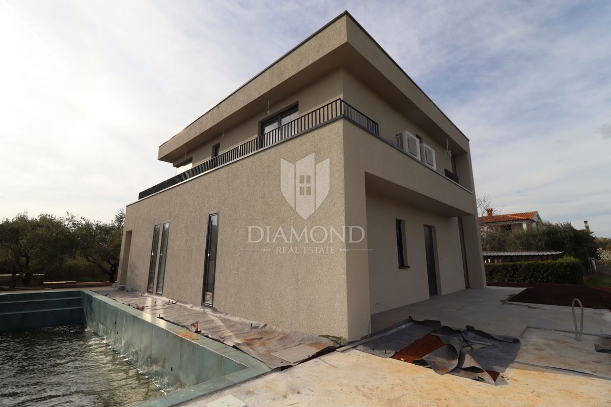 STOP! Villa con piscina e 4 camere da letto a 3 km da Parenzo – occasioni così non restano a lungo