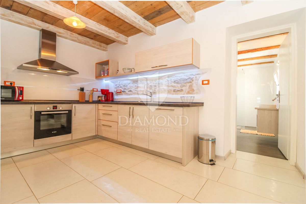 Porec, Palazzina in pietra non lontano dalla città