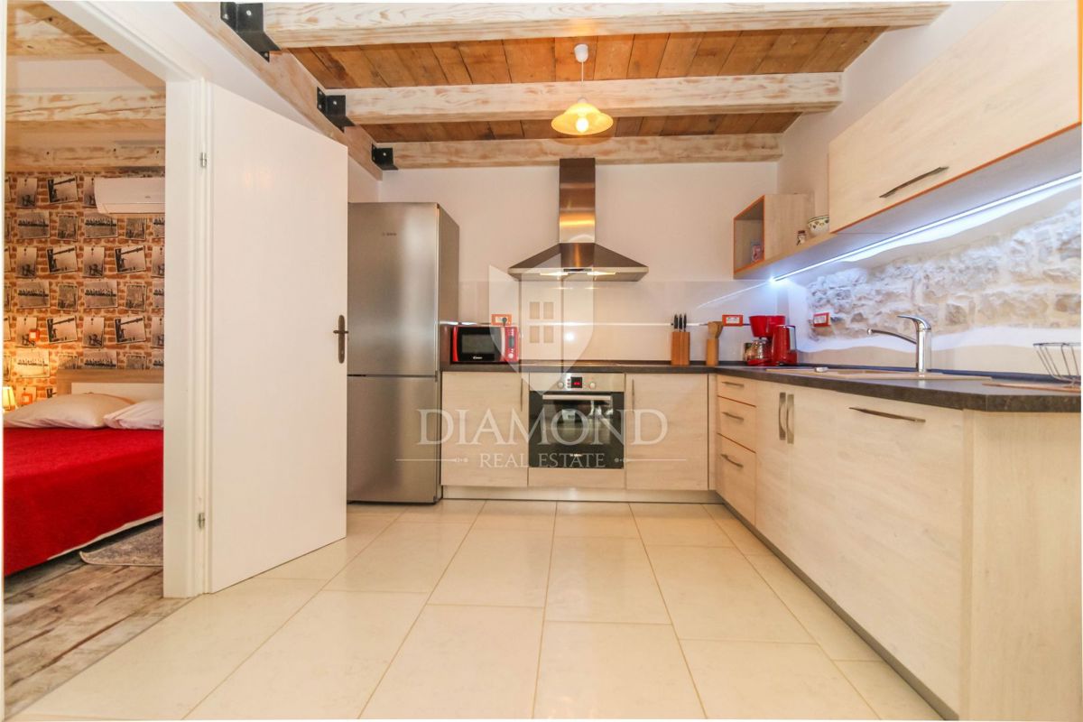 Porec, Palazzina in pietra non lontano dalla città