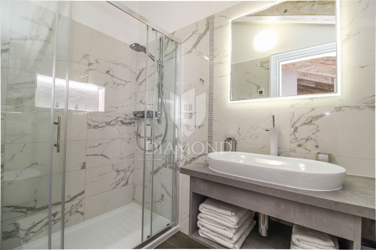 Porec, Palazzina in pietra non lontano dalla città