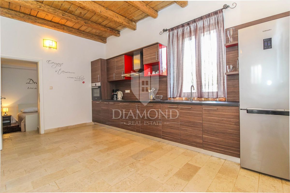 Porec, Palazzina in pietra non lontano dalla città