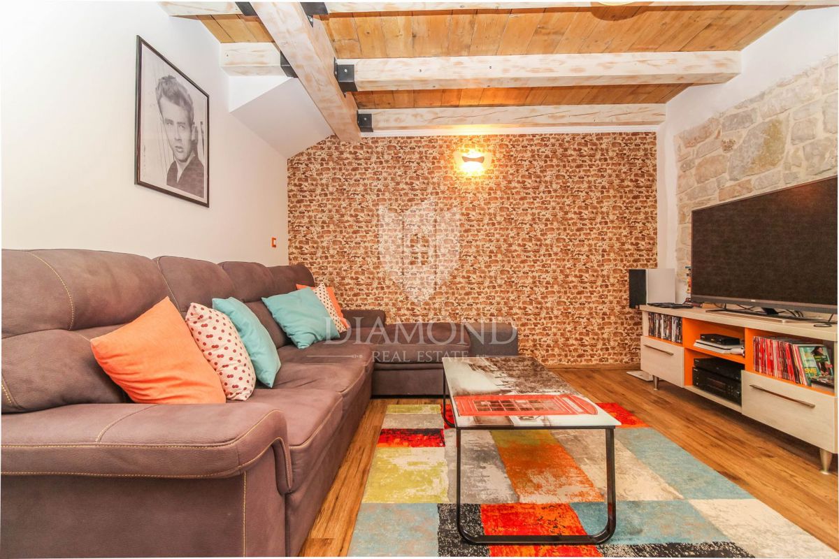 Porec, Palazzina in pietra non lontano dalla città