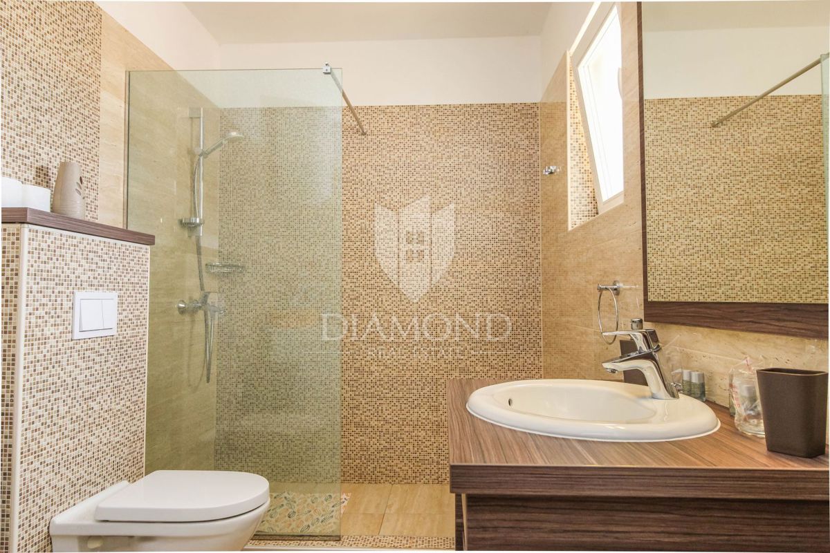 Porec, Palazzina in pietra non lontano dalla città