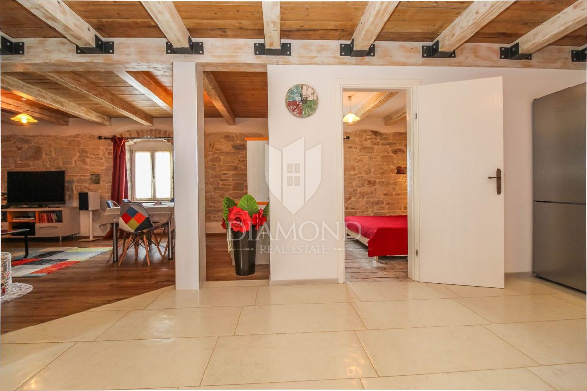 Porec, Palazzina in pietra non lontano dalla città