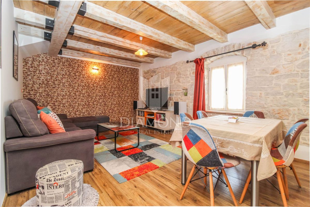 Porec, Palazzina in pietra non lontano dalla città