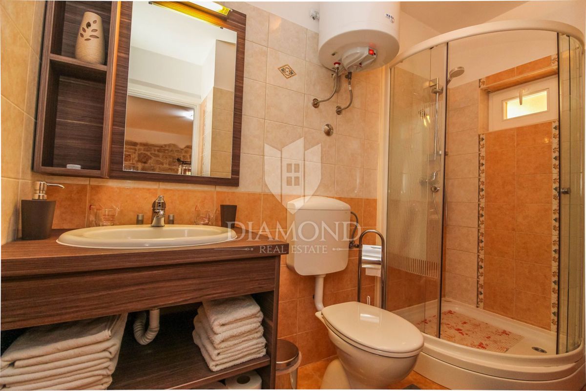 Porec, Palazzina in pietra non lontano dalla città